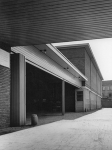 43827 Gezicht op het fruitkoelhuis op het terrein van het Gebouw voor Groenten- en Vruchtenveilingen aan de Croeselaan ...